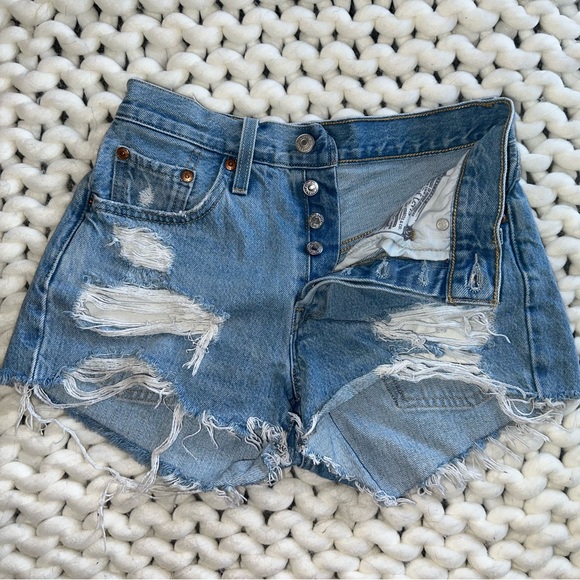 Levi’s Ribcage Shorts - Picture 2 of 4